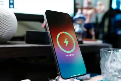 涿鹿苹果15换屏服务分享用什么充电器给iPhone15充电更好 